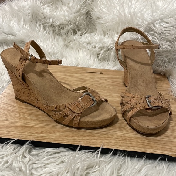 aerosoles plush around wedge heel